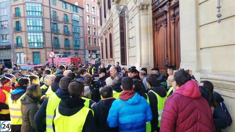 Agricultores navarros intentan acceder al Parlamento pero son detenidos por la Policía Foral