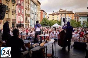 El Ayuntamiento de Navarra promueve la música local en San Fermín en la plaza de la Compañía.