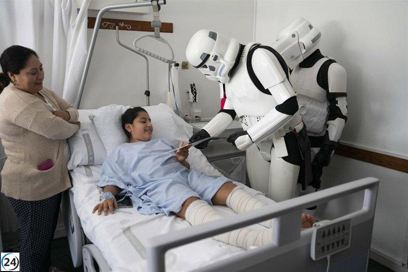 Niños con cáncer reciben visita de personajes de Star Wars en hospital.