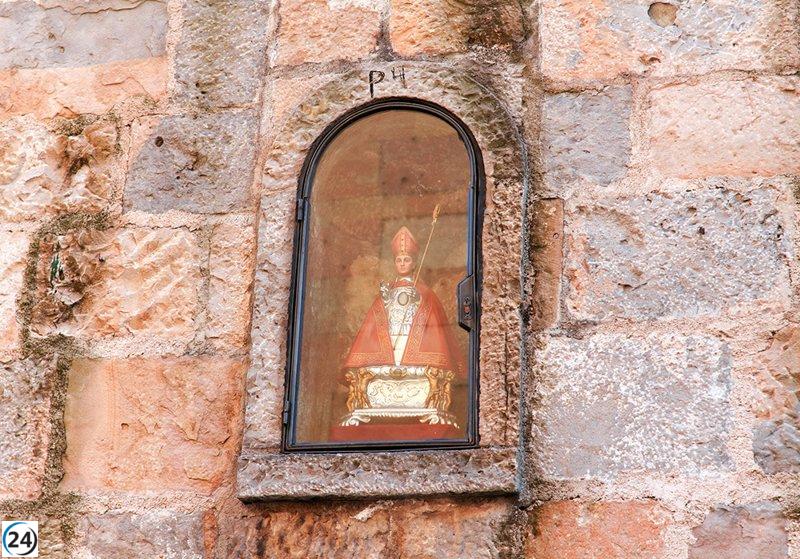 Mariví Esparza custodia el noveno Pañuelo de Pamplona y la imagen de San Fermín antes de cada encierro.