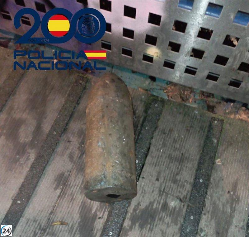 La Policía Nacional recupera un posible obús de la Guerra Civil del río Arga.