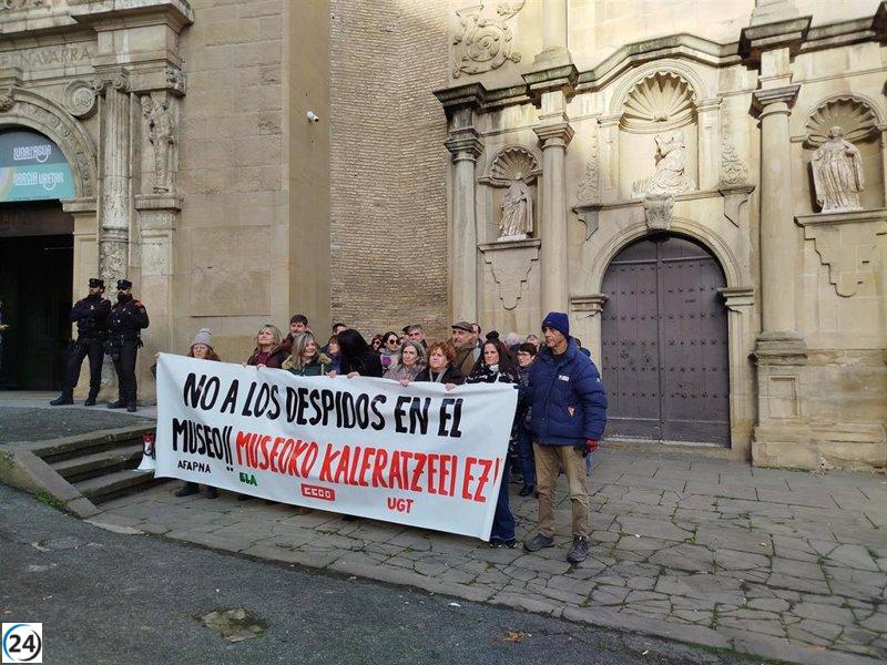 Protesta ante el Museo de Navarra por despidos relacionados con las obras.