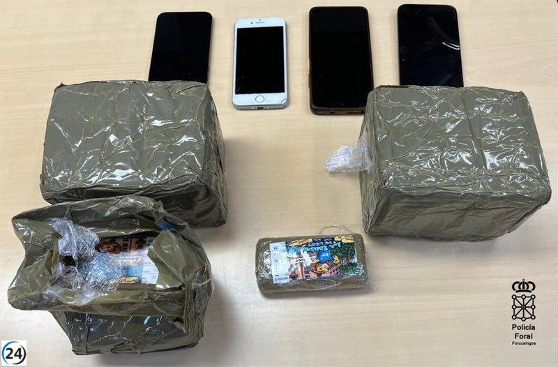 Detenidos en un parking con dos kilos y medio de hachís.