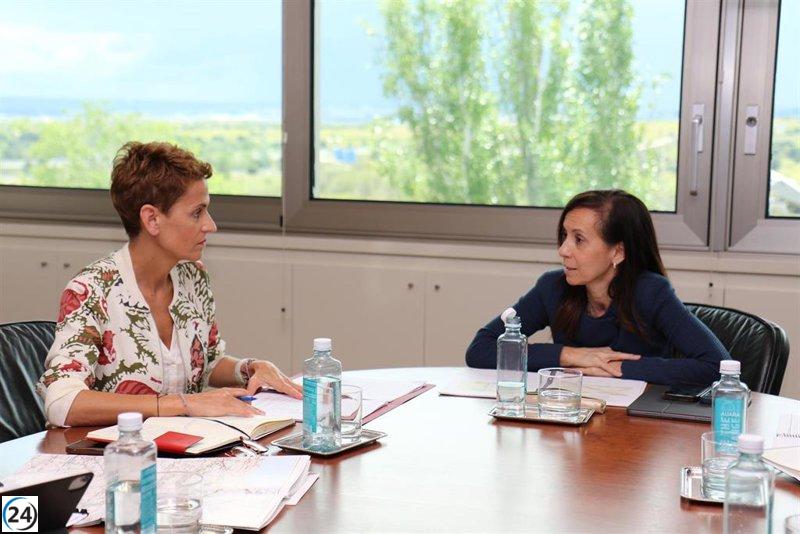 María Chivite y Beatriz Corredor examinan inversiones para potenciar la infraestructura eléctrica en Navarra.