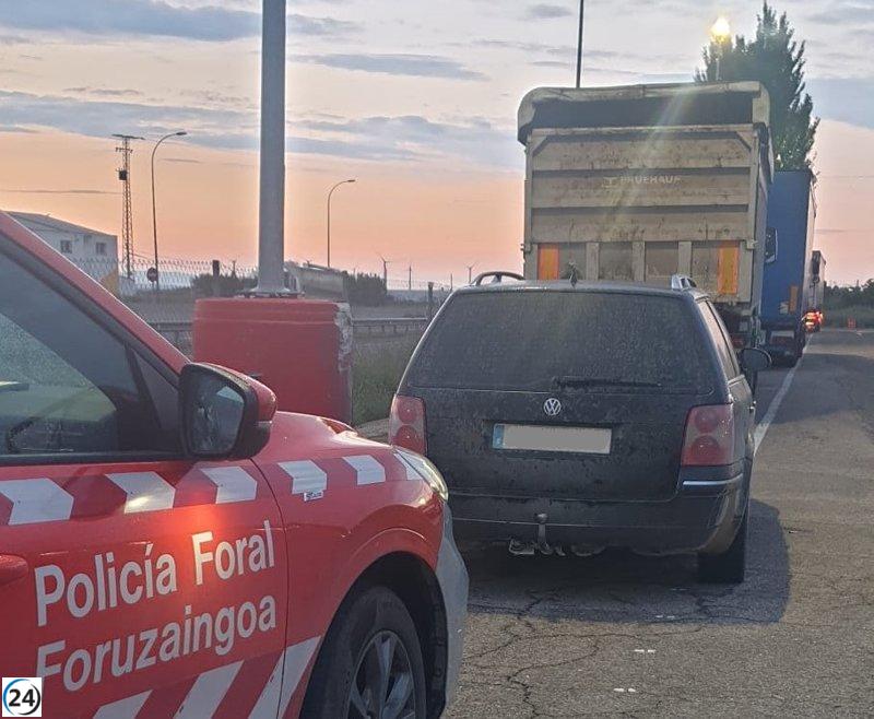 Detenido por falta de licencia y consumo de drogas al evadir a la policía a alta velocidad.