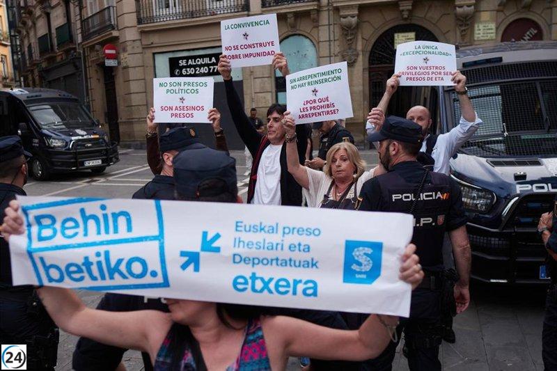 COVITE se manifiesta en Pamplona contra evento en respaldo a reclusos de ETA.