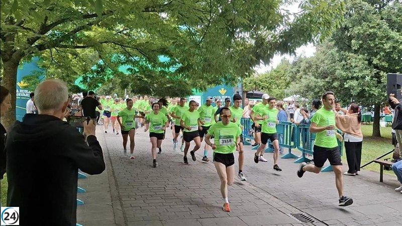 Un gran número de asistentes se une a la XI Marcha por la Lucha contra el Cáncer en Pamplona.