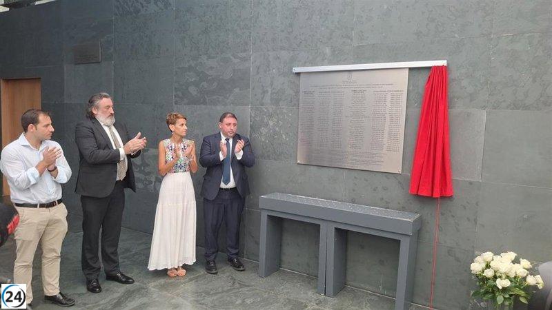Navarra rinde homenaje a las víctimas del terrorismo etarra con una nueva placa en el Parlamento.