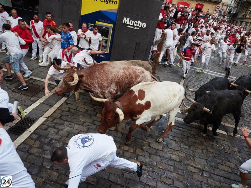 Pamplona reintroduce el líquido antideslizante en los encierros de San Fermín.