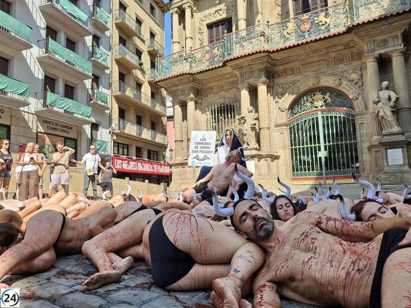 Activistas critican corridas y encierros en San Fermín, condenando la tauromaquia como inmoral.