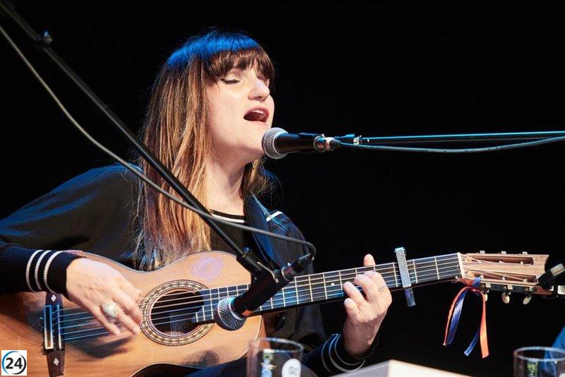 Rozalén presenta su mensaje inclusivo en la Plaza del Castillo este martes.