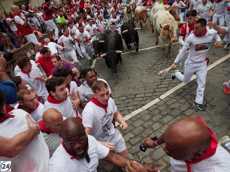 Los toros de Victoriano del Río deslumbran en un rápido y limpio encierro de San Fermín.