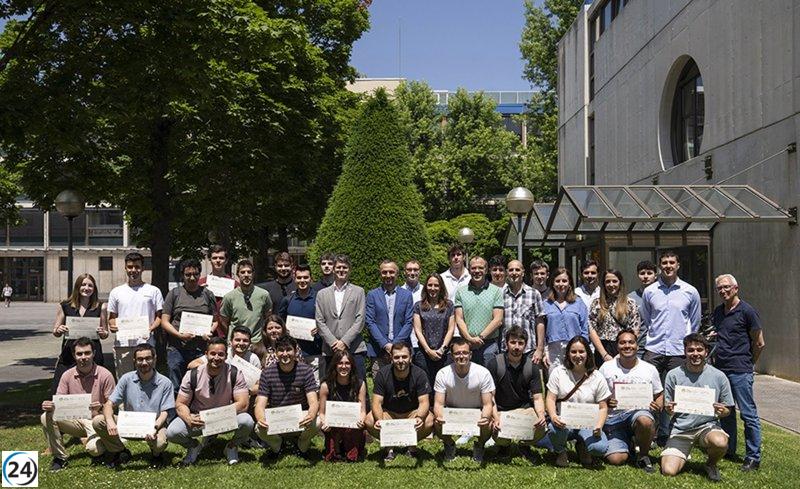 La UPNA reconoce a 41 egresados de sus programas de máster en ingeniería con diplomas en Energías Renovables.