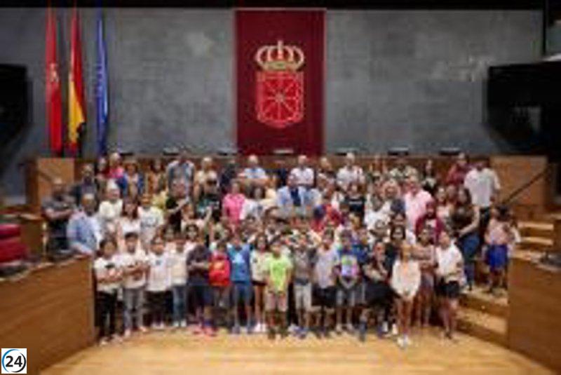 El Parlamento foral acoge a niños saharauis en su verano navarro.