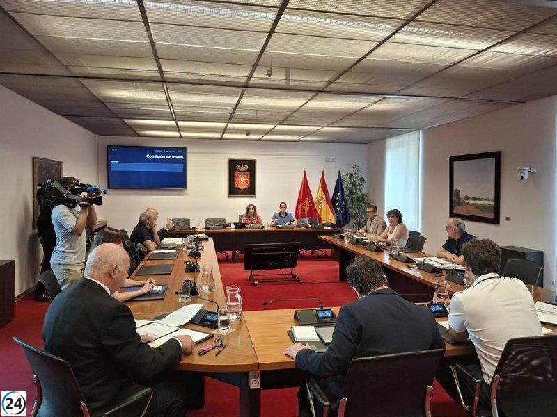 Oposición reprocha el plan de la comisión, mientras EH Bildu y sus aliados expresan satisfacción.