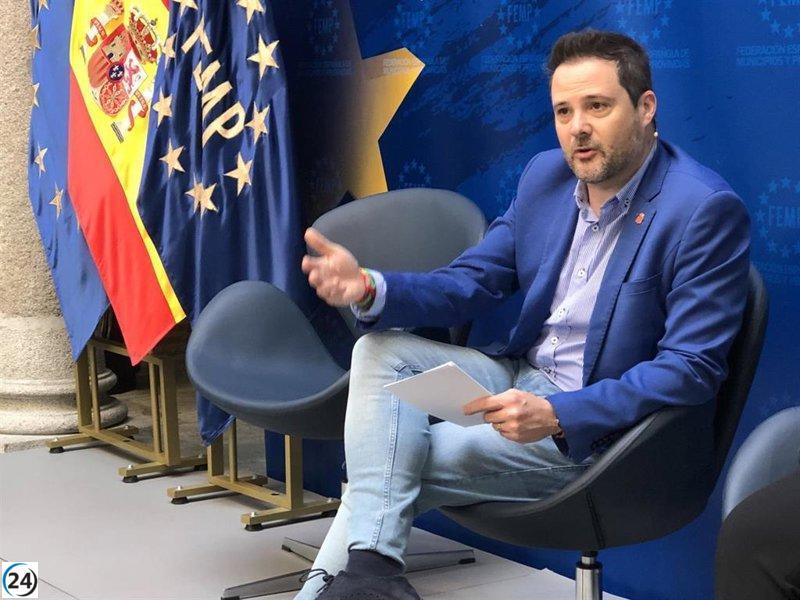 Toquero insta a Chivite a consultar a los ayuntamientos sobre el reparto de migrantes menores.