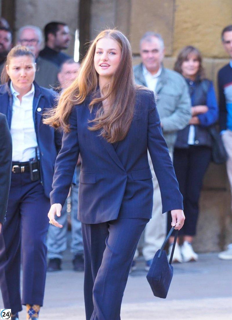 Los Reyes y la Princesa Leonor reciben calurosa bienvenida en Pamplona con abrazos y aplausos.