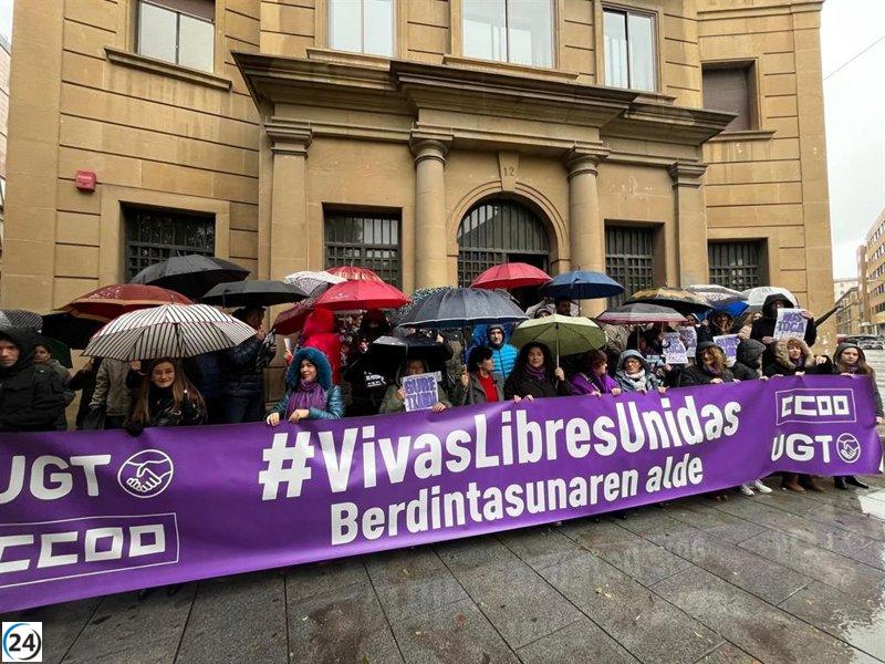 Sindicatos UGT y CCOO protestan en Pamplona por el fin de la violencia hacia las mujeres.