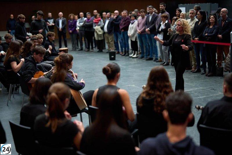 Parlamento navarro e instituto Iturrama se manifiestan juntos contra la violencia de género.