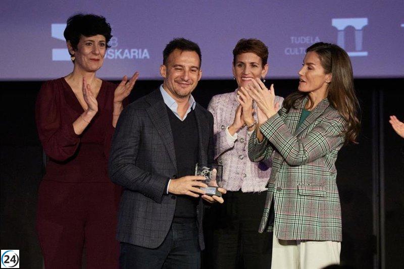 Amenábar enfatiza la muerte como un elemento esencial de la vida en el tributo en Tudela con la Reina Letizia.