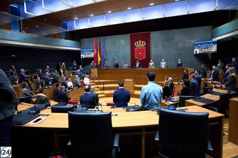 El Parlamento de Navarra rinde homenaje al trabajador que perdió la vida en un accidente laboral.