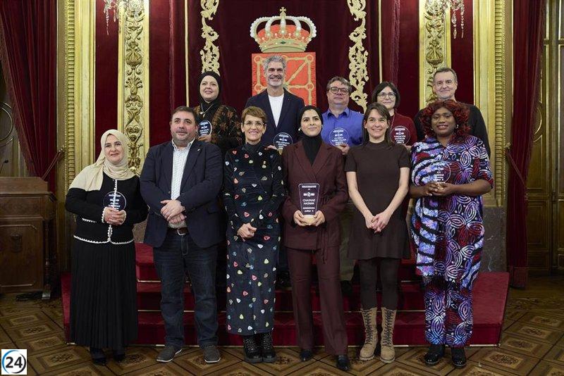 Chaimae Hainan recibe el Premio Navarra de Colores por su apoyo legal a migrantes