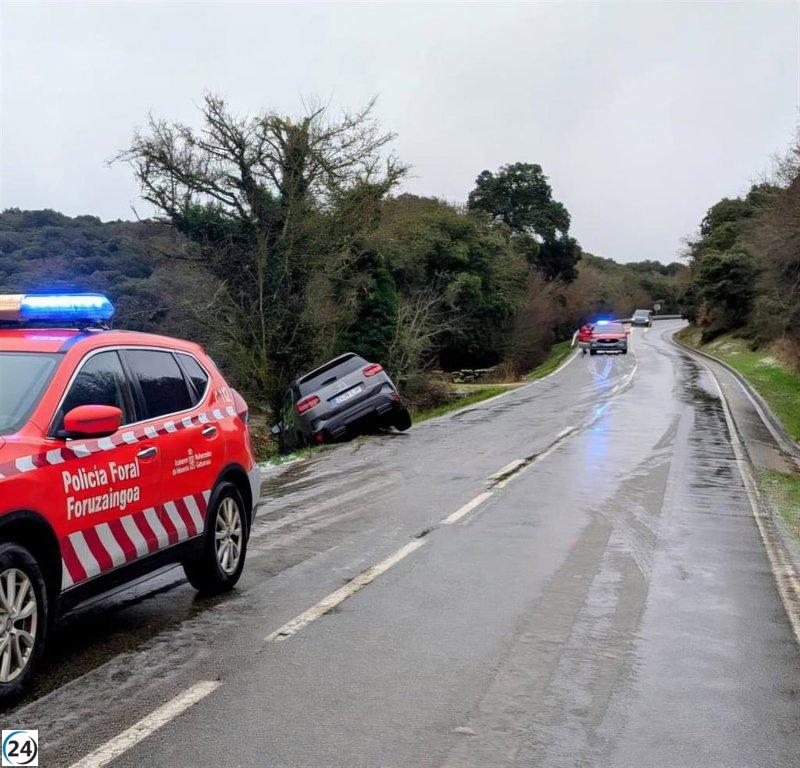 Menor y otro adulto heridos tras salirse de la carretera y colisionar contra un árbol en Lezaun.