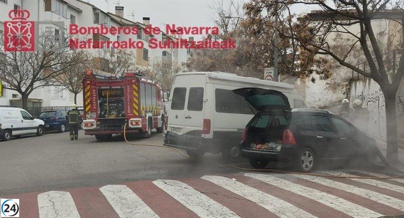 Bomberos apagan fuego en vehículo en Tudela.