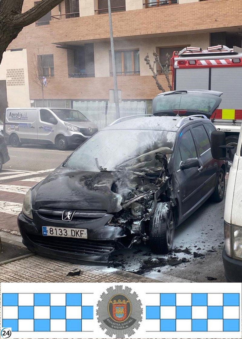 Fuego consumió un auto cercano a un tanatorio en Tudela.