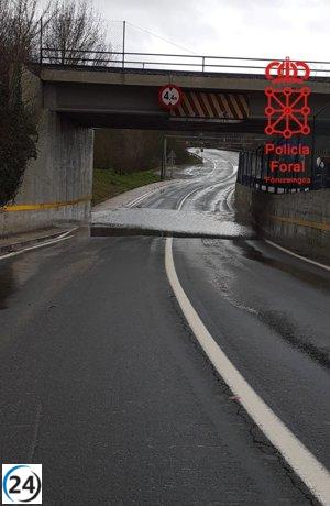 Río Arga provoca el cierre de la NA-30 en Landaben.