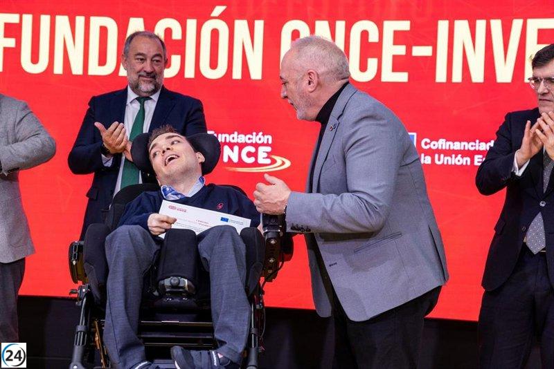 Estudiante con discapacidad de la UPNA recibe beca de Fundación ONCE para impulsar su investigación.