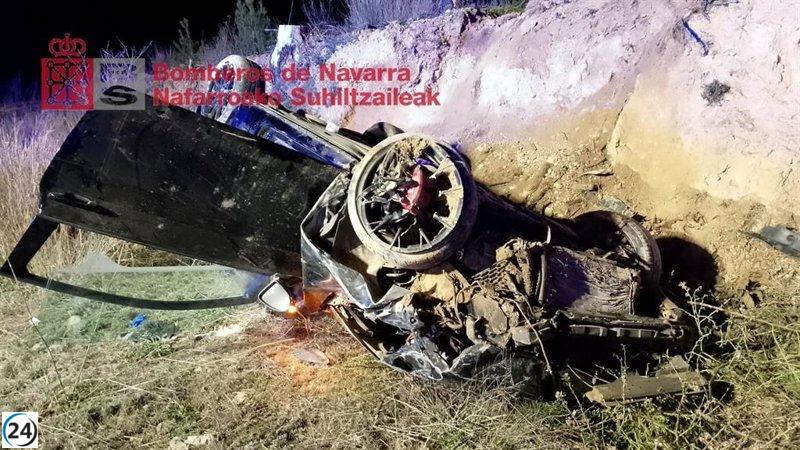 Accidente en Valtierra deja a dos heridos al salirse de la carretera y impactar con un talud.