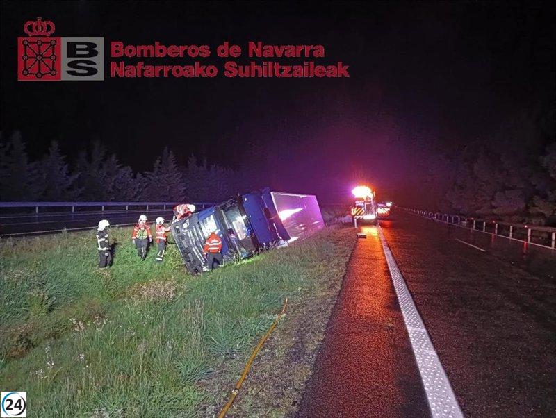Conductor de camión frigorífico sufre lesiones leves tras volcar en Cadreita.
