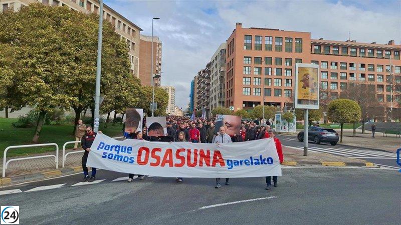 Aficionados de Osasuna exigen la renuncia de la delegada del Gobierno tras la represión policial en El Sadar.