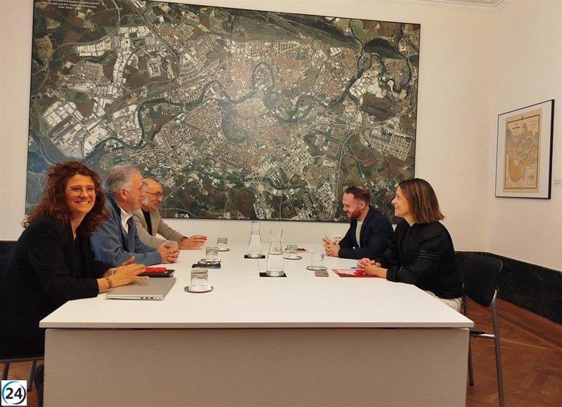 EH Bildu y PSN celebran el éxito del pacto político para el nuevo gobierno de Pamplona.