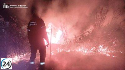 Bomberos intervienen en un incendio de cañizos en la parte posterior del Centro Termolúdico de Cascante