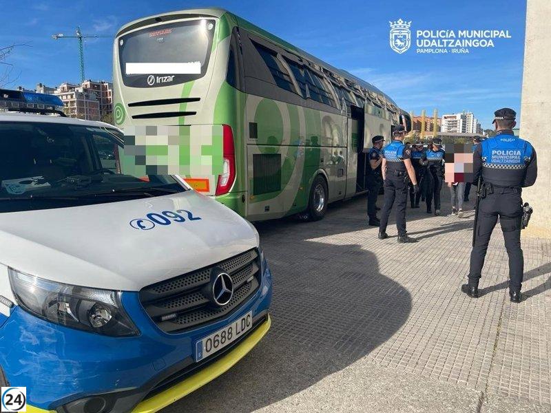 Policía Municipal de Pamplona detiene a 20 personas por posesión de drogas en autobús hacia fiesta techno.
