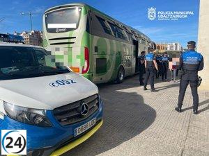 Policía Municipal de Pamplona detiene a 20 personas por posesión de drogas en autobús hacia fiesta techno.