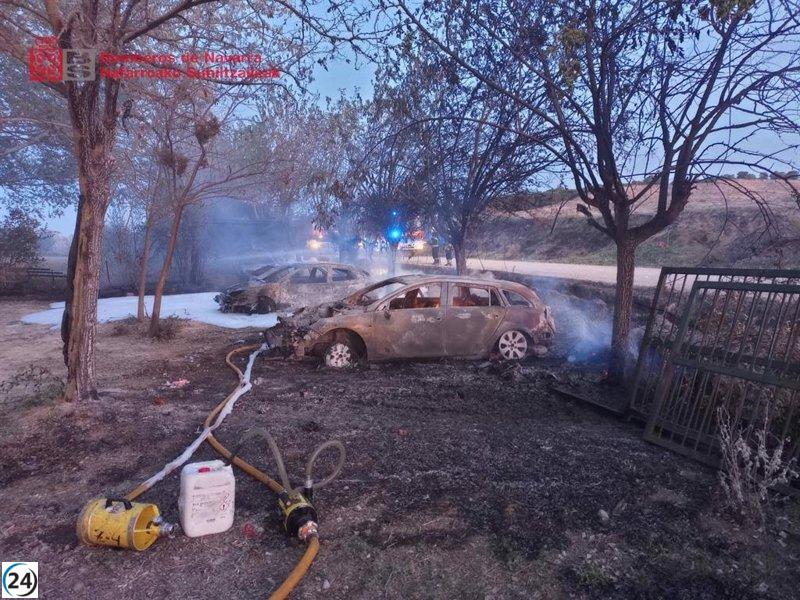 Un incendio en Cascante se extiende a finca y quema varios coches.