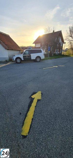 Guardia Civil atiende a peregrinos en el Camino de Santiago en Navarra.