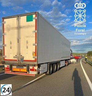 Una persona muere y otra trasladada al HUN después de una colisión entre un turismo y un camión en Los Arcos.