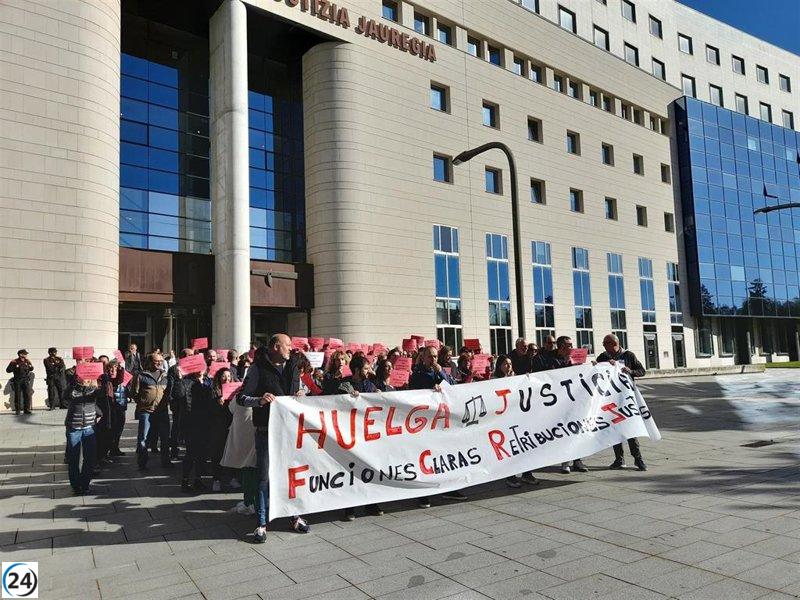 Sindicatos radicalizan e inician huelga indefinida en la Administración foral.