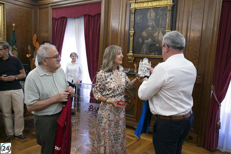 El Ayuntamiento de Pamplona da la bienvenida a las directivas del C.A. Osasuna y del Club Brujas, que se enfrentan el jueves