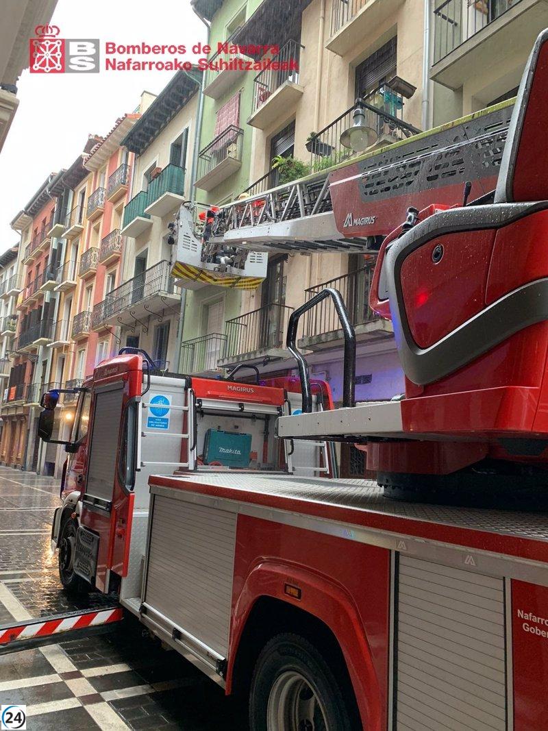 Bomberos rescatan balcón dañado por temporal en Casco Viejo