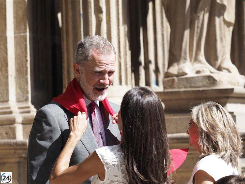 Reyes reciben vara de mando y 'pañuelico' rojo en visita a Casa Consistorial de Pamplona