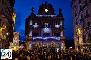 Pamplona innova en las festividades de San Saturnino con lanzamiento de farolillos y reparto de pulseras fluorescentes.