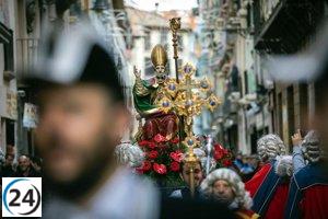 Celebra el Día de Pamplona con desfile de Gigantes, cabezudos y farolillos en honor a San Saturnino.