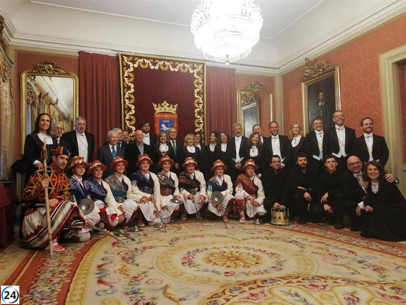 El Ayuntamiento de Pamplona celebra el 75 aniversario de los exalcaldes y el grupo de dantzas Duguna.