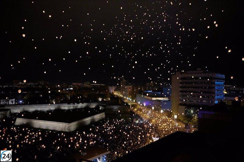 Multitud récord de 80.000 personas se congrega en Pamplona para la suelta de farolillos