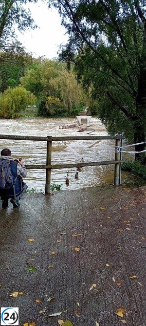 Pasarelas del Club Natación clausuradas debido al incremento del río Arga